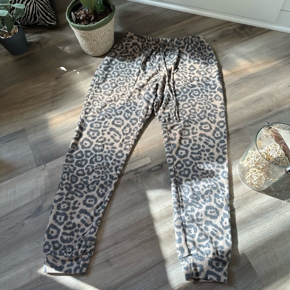 Leopard print Size medium fuzzy cozy pants - Picture 7 of 8